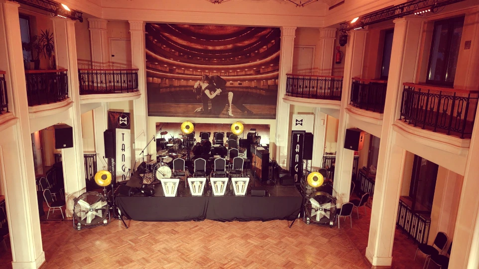 Scena eventowa z nagłośnieniem i oświetleniem scenicznym