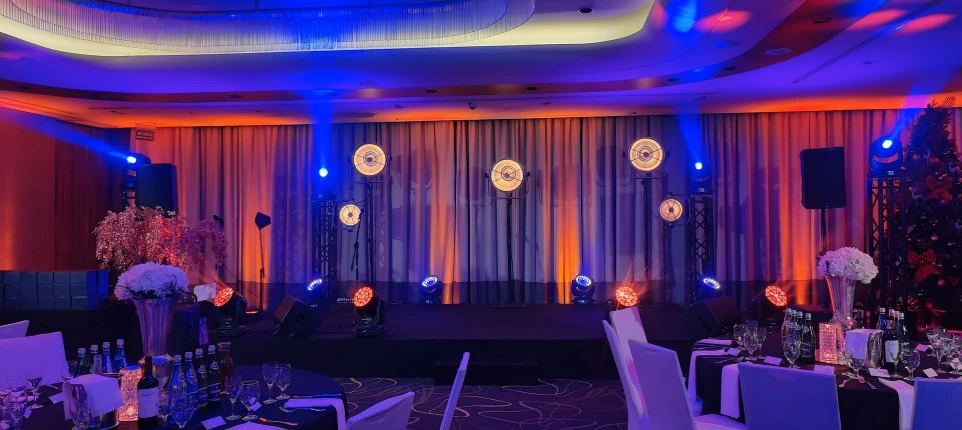 Scena eventowa z profesjonalnym oświetleniem scenicznym