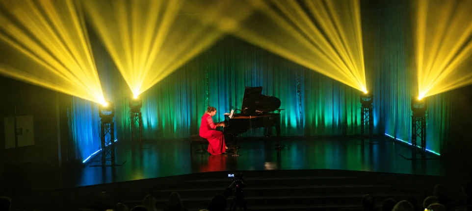 Koncert fortepianowy z profesjonalnym oświetleniem scenicznym