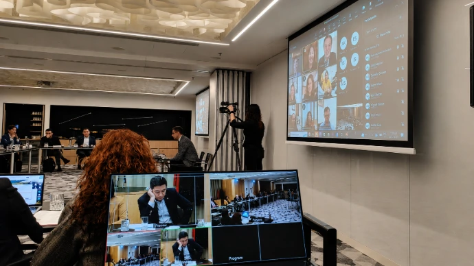 Realizacja transmisji konferencji z obsługą audio-video