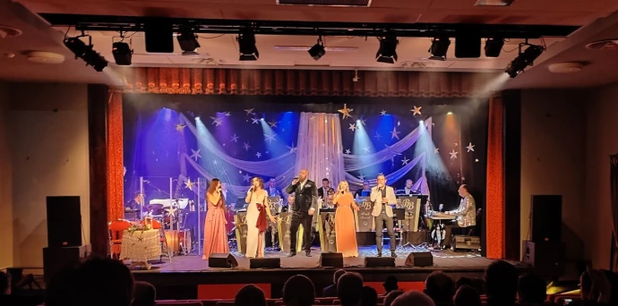 Koncert w klubie z profesjonalnym nagłośnieniem i oświetleniem