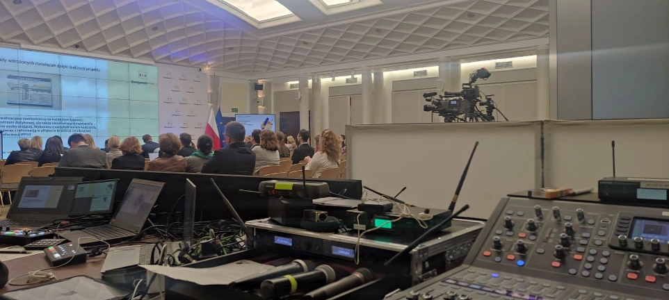 Stanowisko realizacji wideo i streamingu podczas wydarzenia w sali konferencyjnej